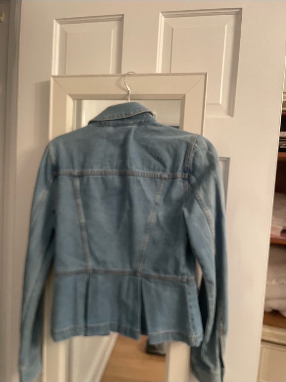 Veronica Beard Washed Light Blue Denim Jacket with Tailored Seams - Picture 3 of 5